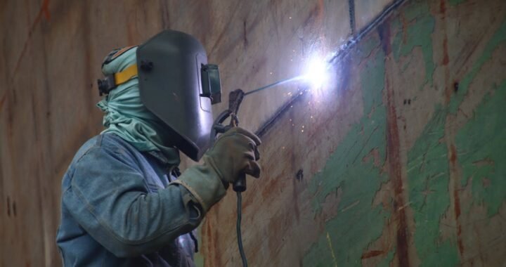 5 Modern Safety Features Modern Industrial Shops Need to Prevent Worksite Eye Fatigue